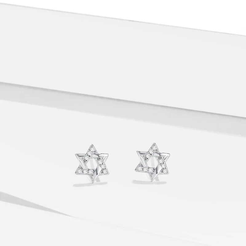 Petites puces Magen David en argent 925, finition lumineuse avec détails brillants.