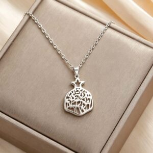 Collier grenade argenté présenté sur écrin beige