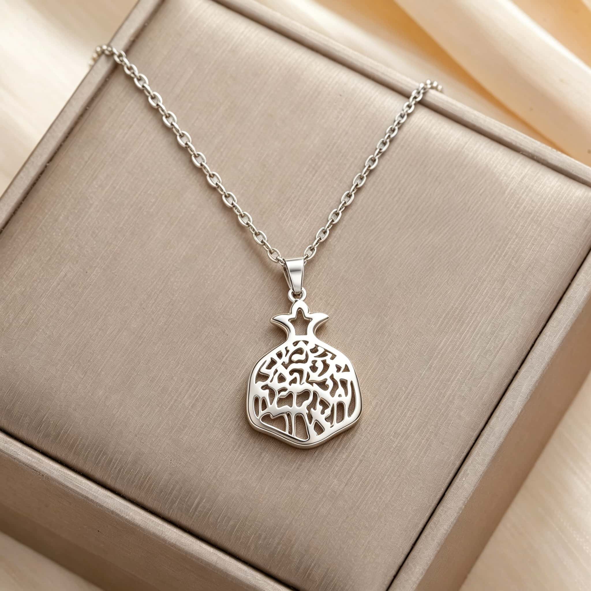 Collier grenade argenté présenté sur écrin beige