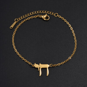 Bracelet doré avec symbole hébraïque Chai sur fond noir