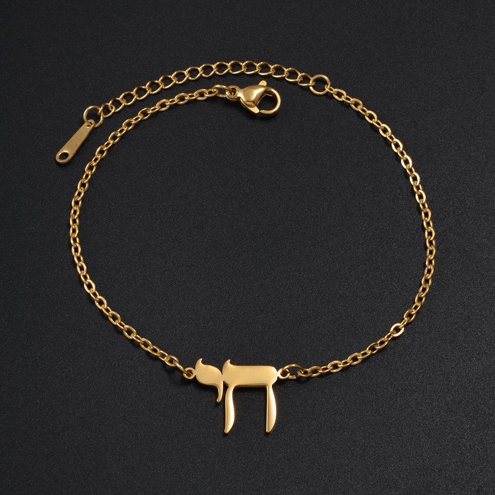 Bracelet doré avec symbole hébraïque Chai sur fond noir