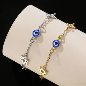Bracelet doré avec étoile de David Chai et yeux bleus