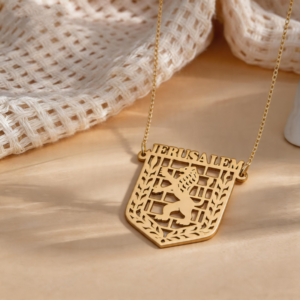 Collier Jérusalem doré ajouré sur fond textile naturel