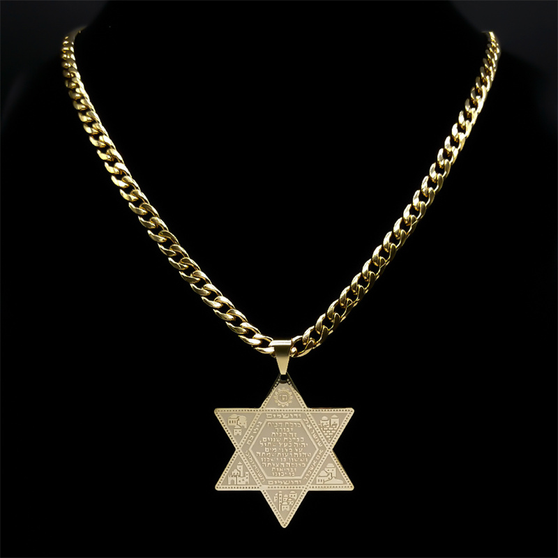 Collier Magen David doré porté sur fond noir
