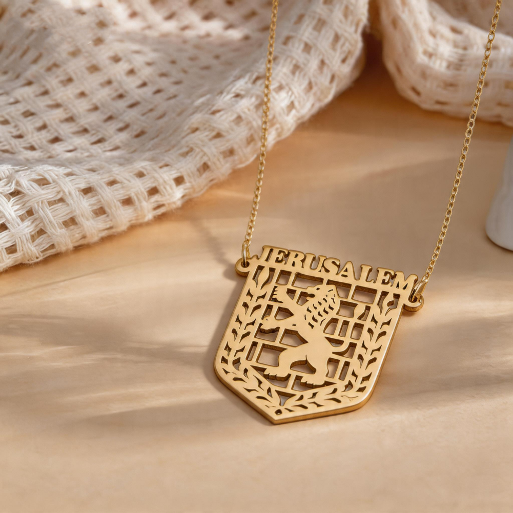 Collier Jérusalem doré ajouré sur fond textile naturel