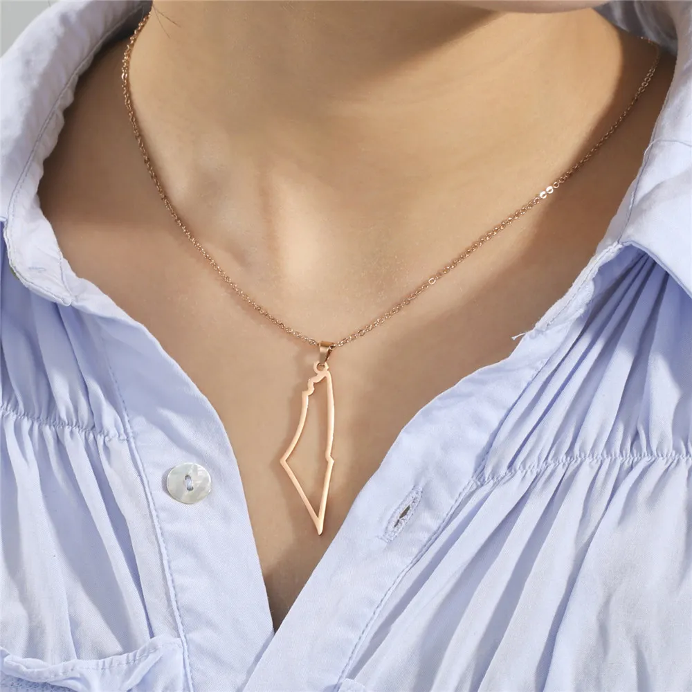 Collier carte d’Israël or rose porté sur une blouse bleu clair
