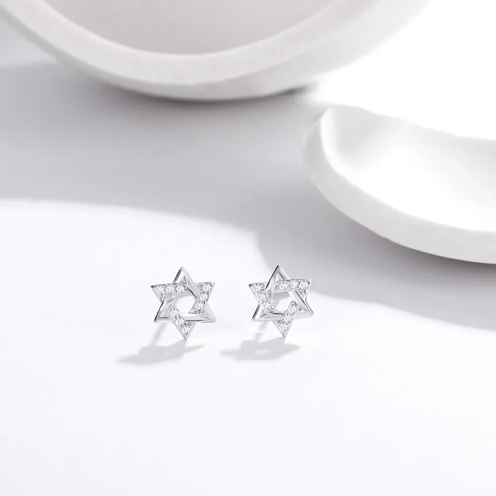 Petites puces Magen David en argent 925, finition lumineuse avec détails brillants.