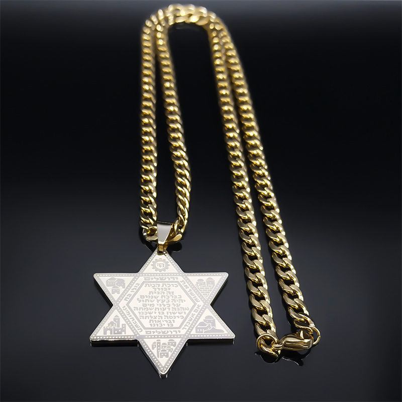 Collier Magen David doré posé à plat sur fond noir