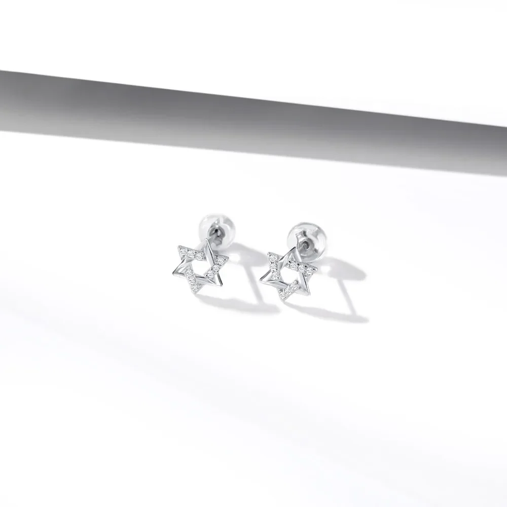Petites puces Magen David en argent 925, finition lumineuse avec détails brillants.