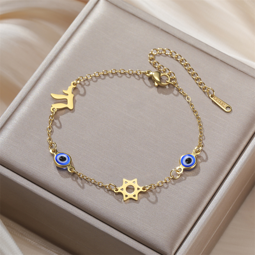 Bracelet doré avec symboles juifs présenté sur écrin beige