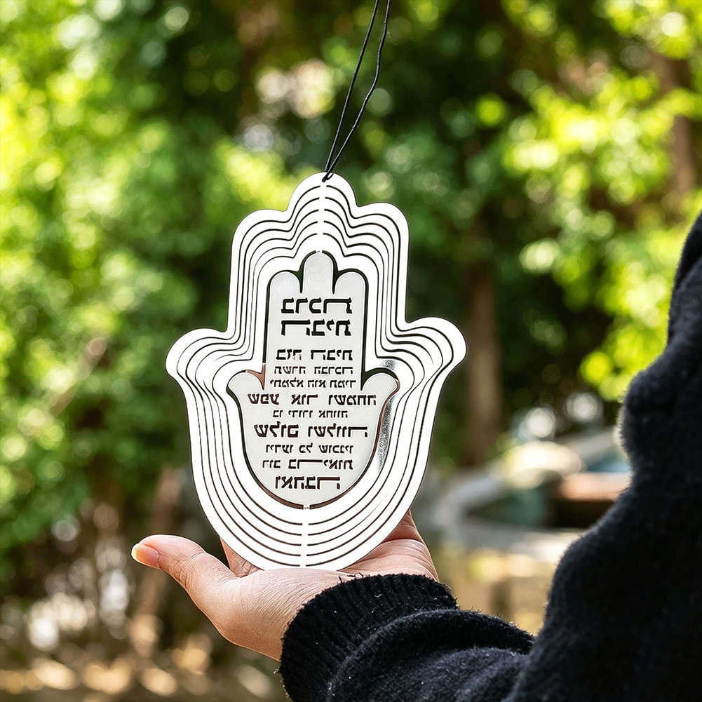 Suspension Hamsa argentée avec texte hébraïque, décoration judaïca pour maison ou entrée.