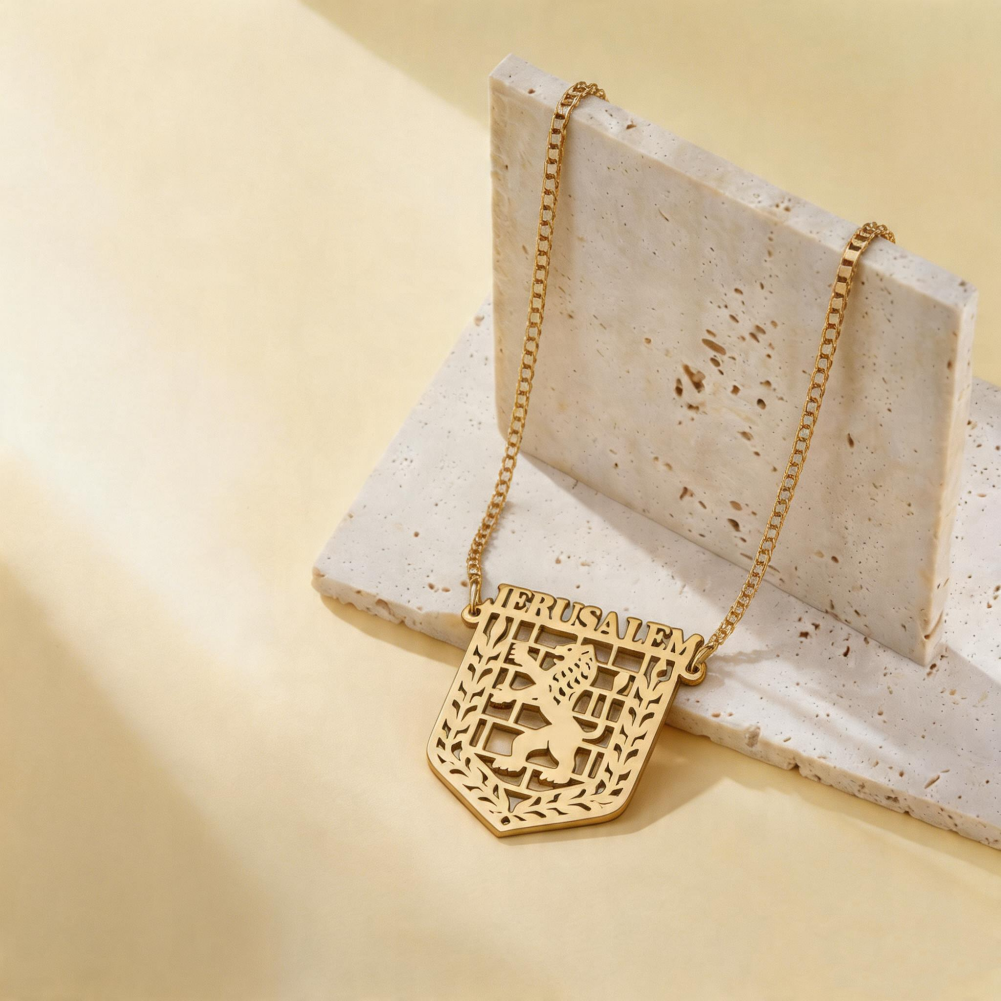 Pendentif Jérusalem doré présenté sur support minéral