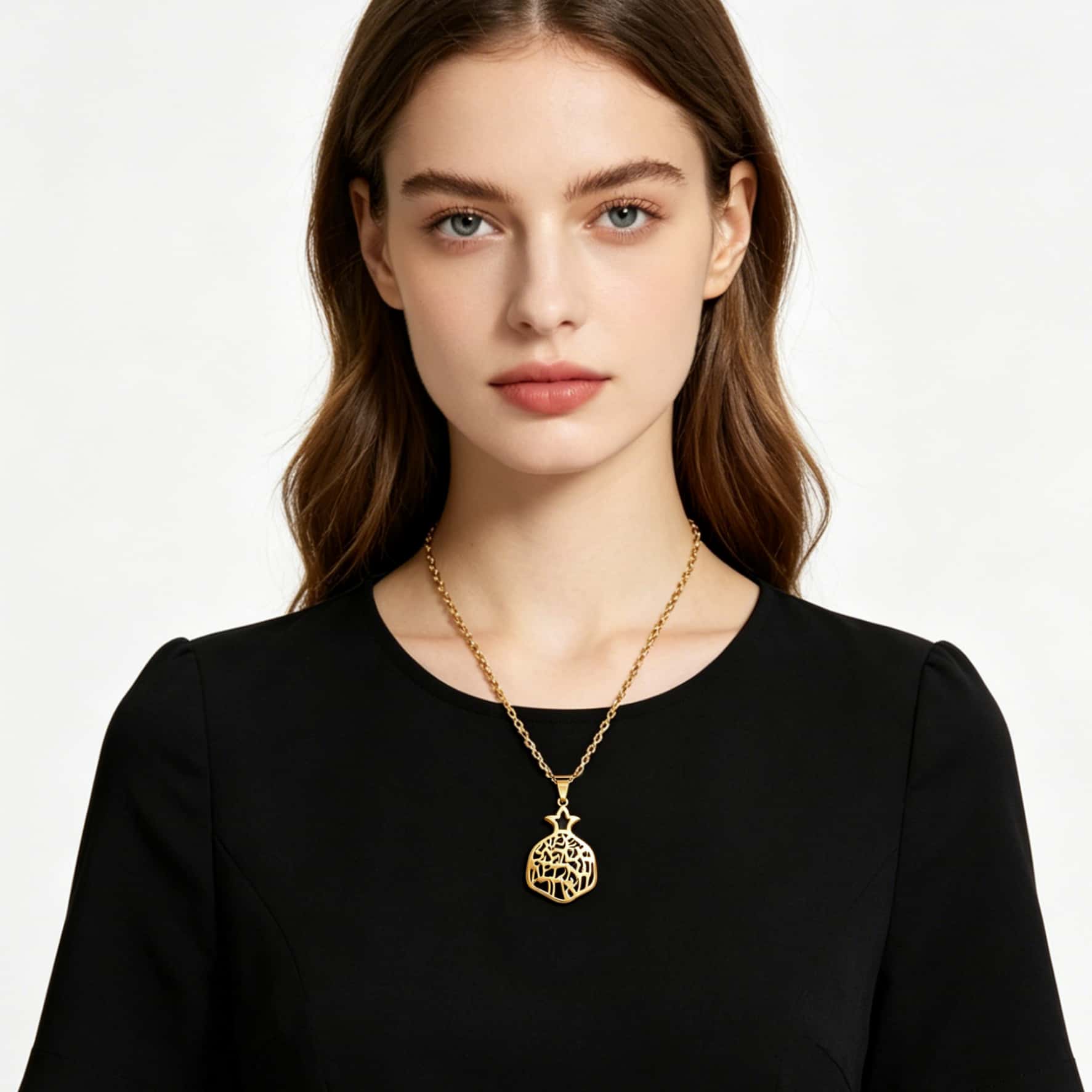 Collier grenade doré porté sur une tenue noire