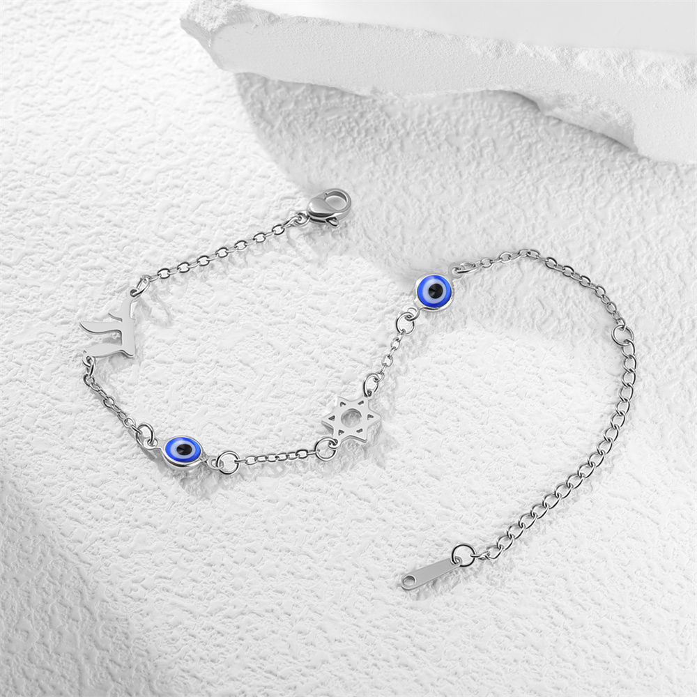 Bracelet symboles juifs argenté présenté sur fond blanc