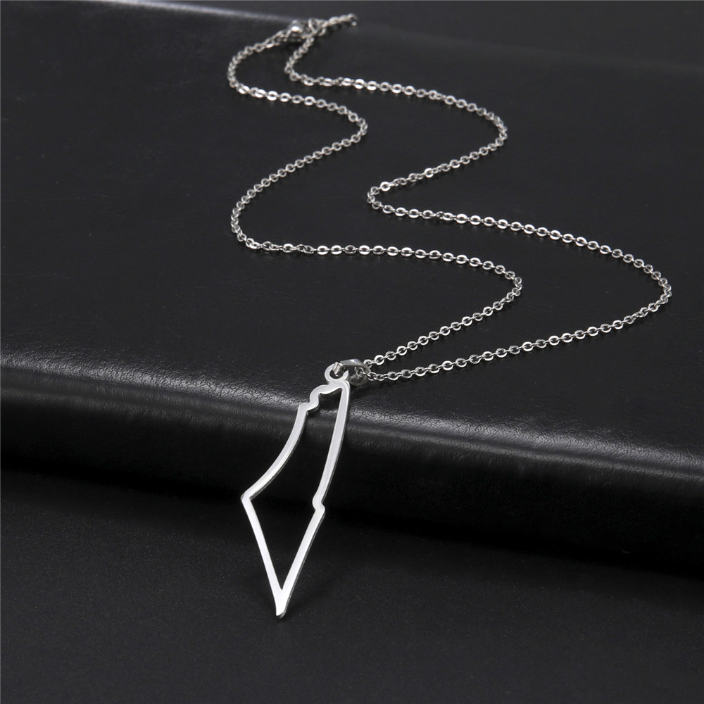 Collier silhouette d’Israël argenté présenté sur fond noir