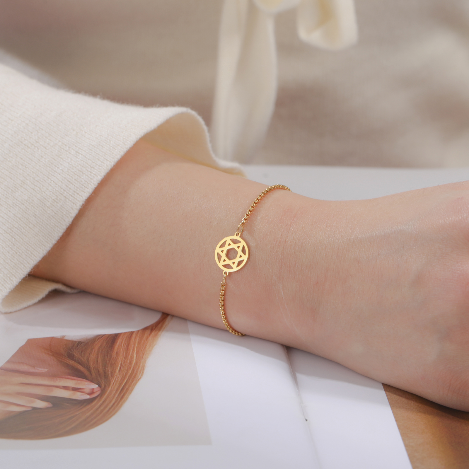 Bracelet doré ajustable avec médaillon rond étoile de David