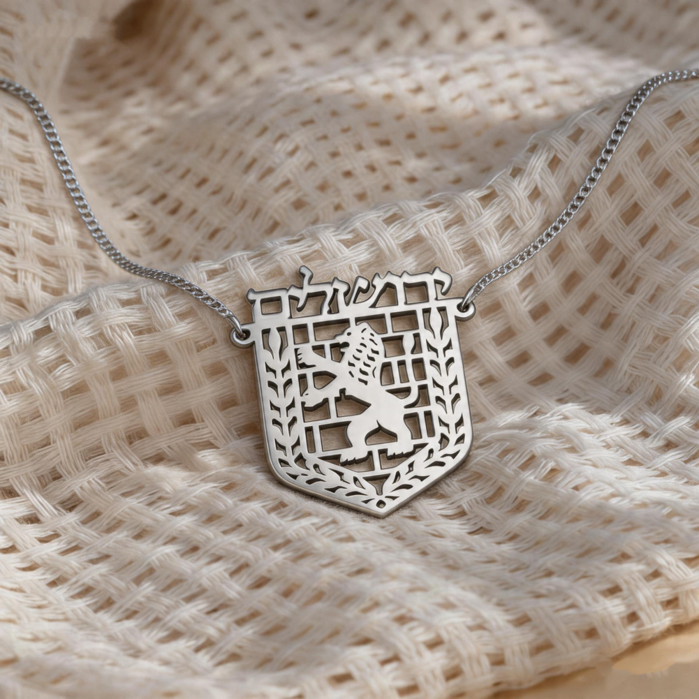 Collier Jérusalem argenté présenté sur textile tissé
