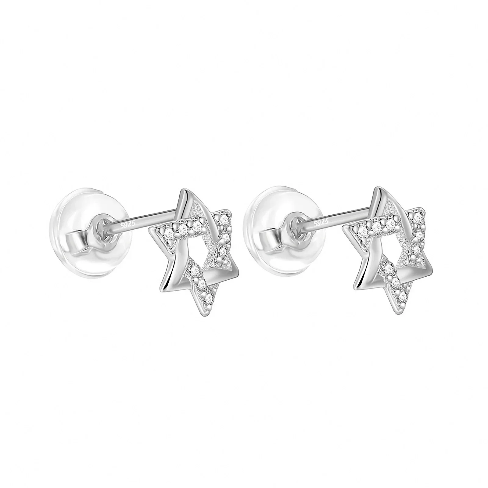 Petites puces Magen David en argent 925, finition lumineuse avec détails brillants.