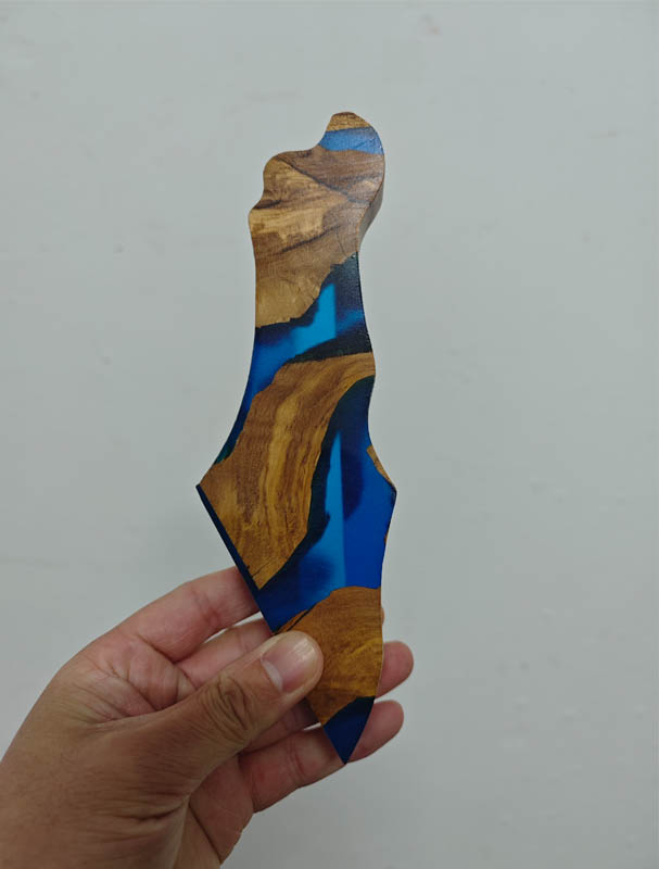 Mezouza décorative en forme de carte d’Israël avec bois d’olivier et résine bleue